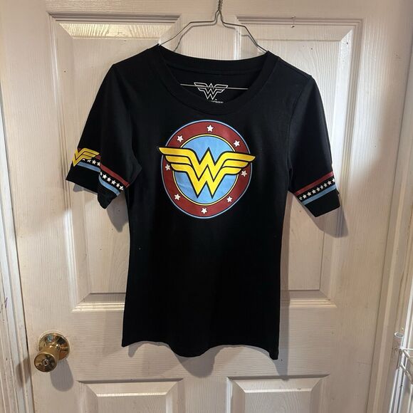 Size Medium-Wonder Women T-Shirt-Womens - Picture 1 of 5